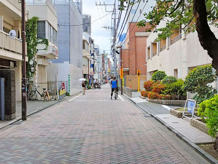 イマサラガラムマサラのお店の前の道