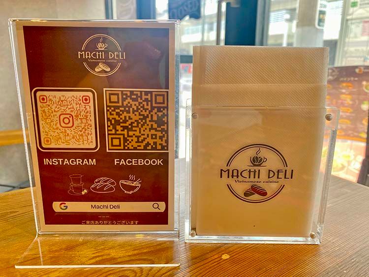 MACHI DELIのQRコードとペーパーナプキン