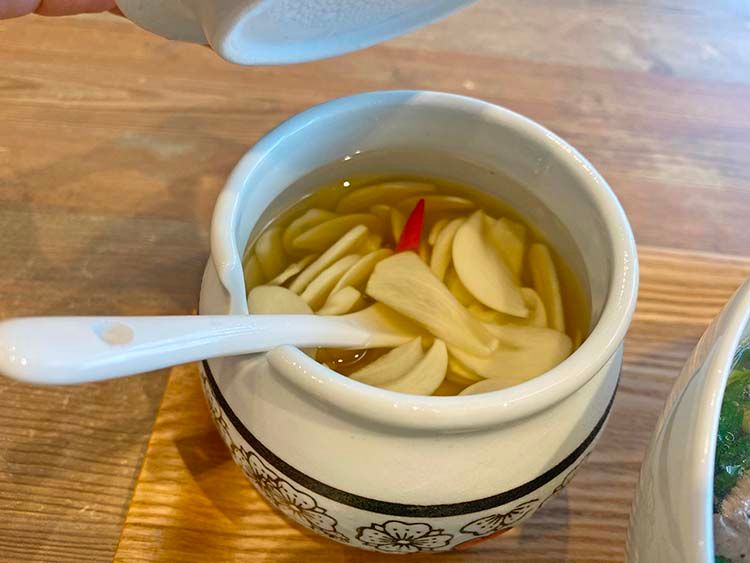 MACHI DELIの牛肉フォーのニンニク