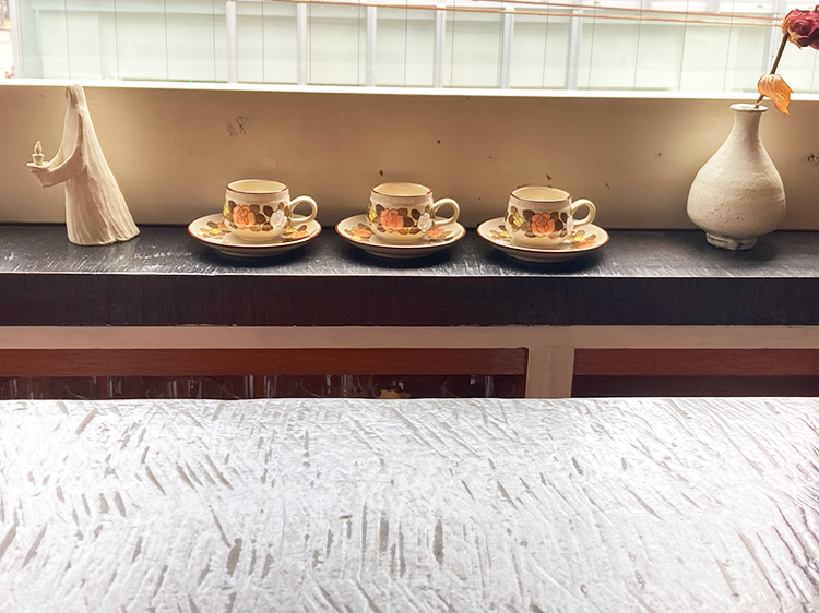 「コマグラカフェ」の店内