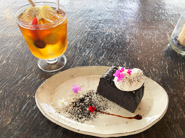 「コマグラカフェ」の黒いチーズケーキとフルーツティー