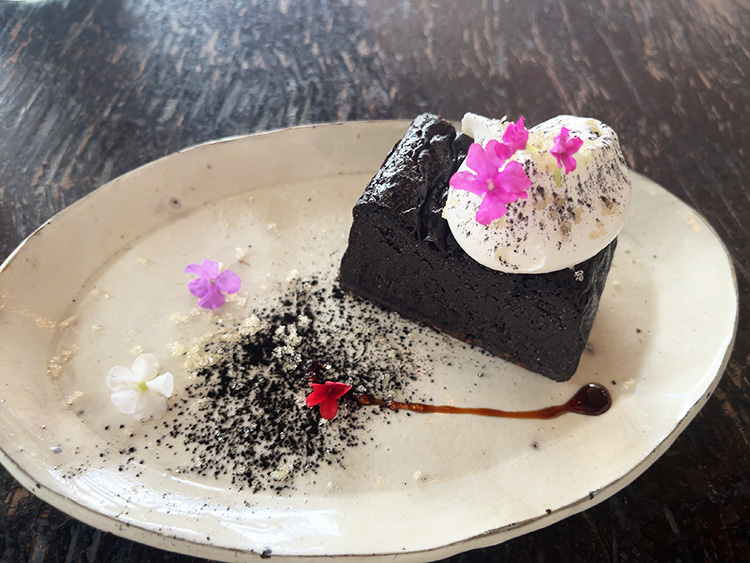 「コマグラカフェ」の黒いチーズケーキ
