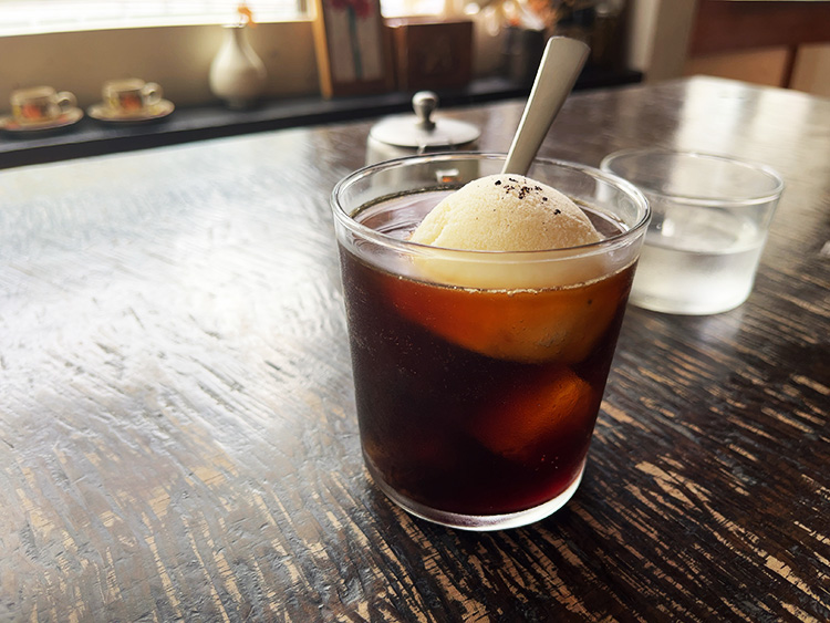 「コマグラカフェ」のコーヒーソーダフロート