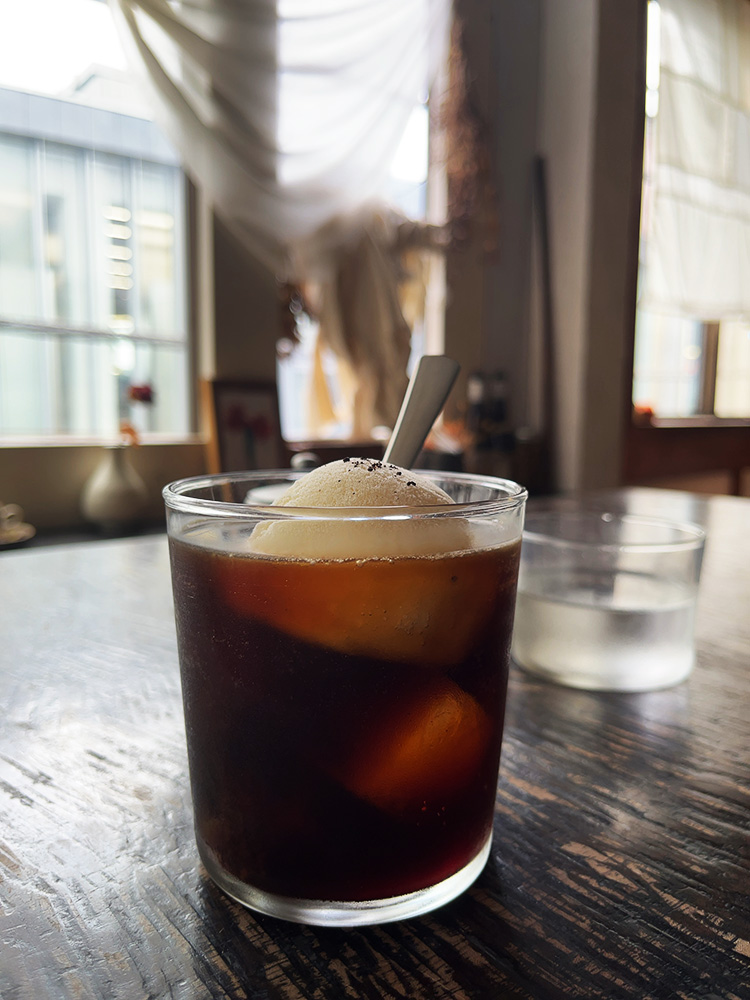 「コマグラカフェ」のコーヒーソーダフロート