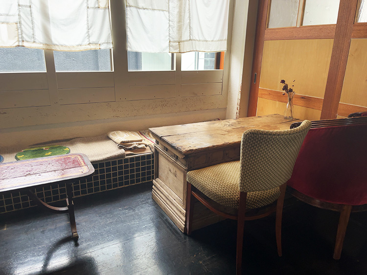 「コマグラカフェ」の店内