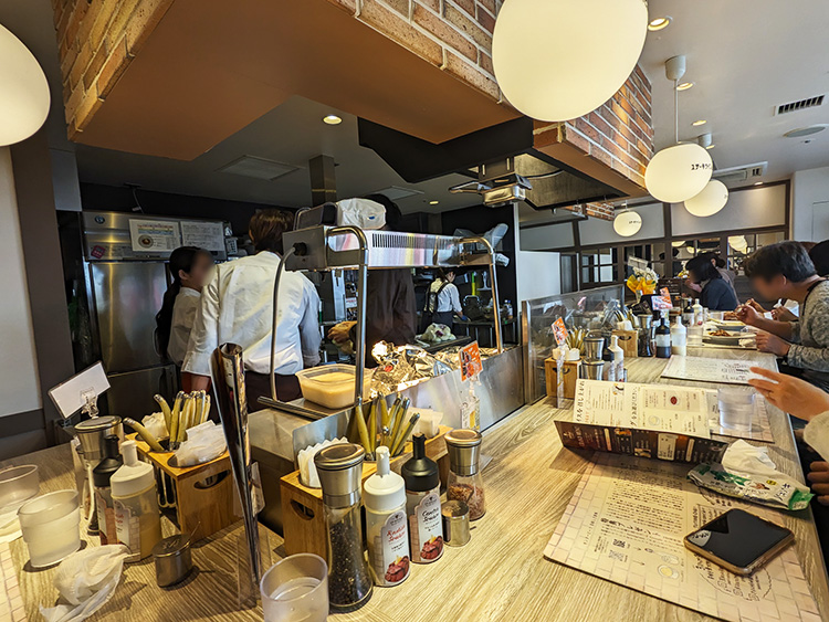 「ステーキライスとカレーの店センタービーフ アトレ吉祥寺店」の店内