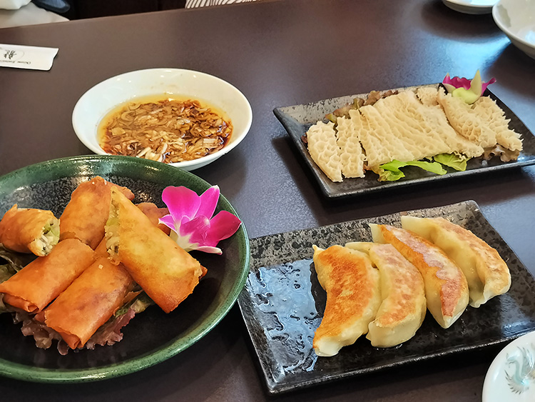 「龍華」の春巻き、餃子、ハチノス刺し