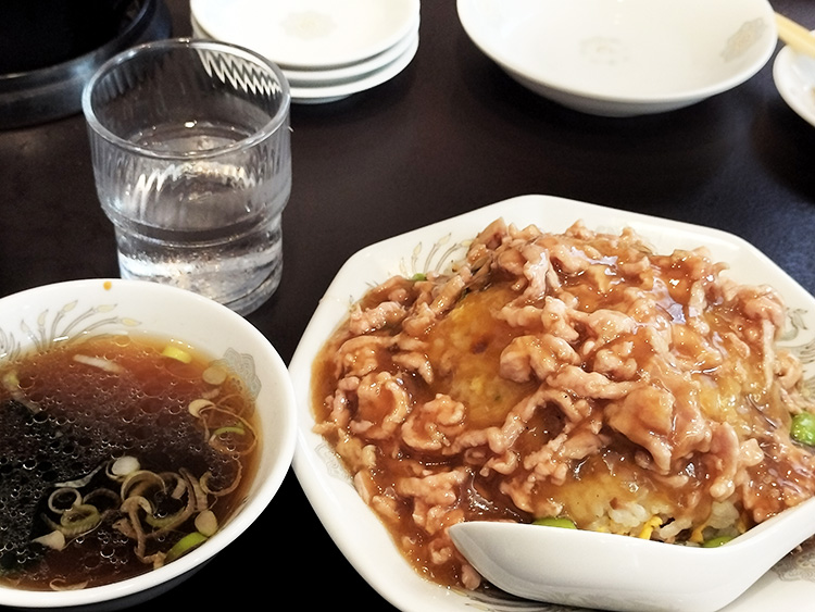 「龍華」の肉の細切りあんかけ炒飯