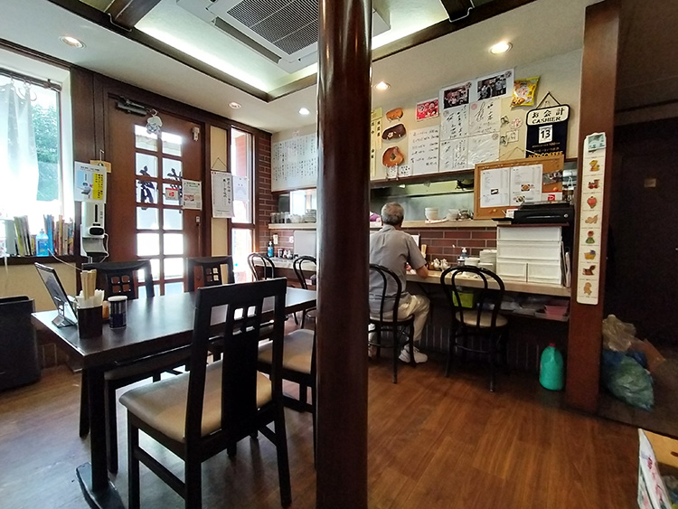 「龍華」の店内