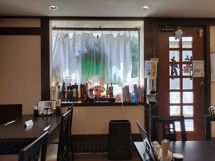 「龍華」の店内