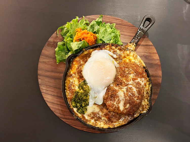 カフェアンドウェディング22の温玉ハンバーグカレードリア