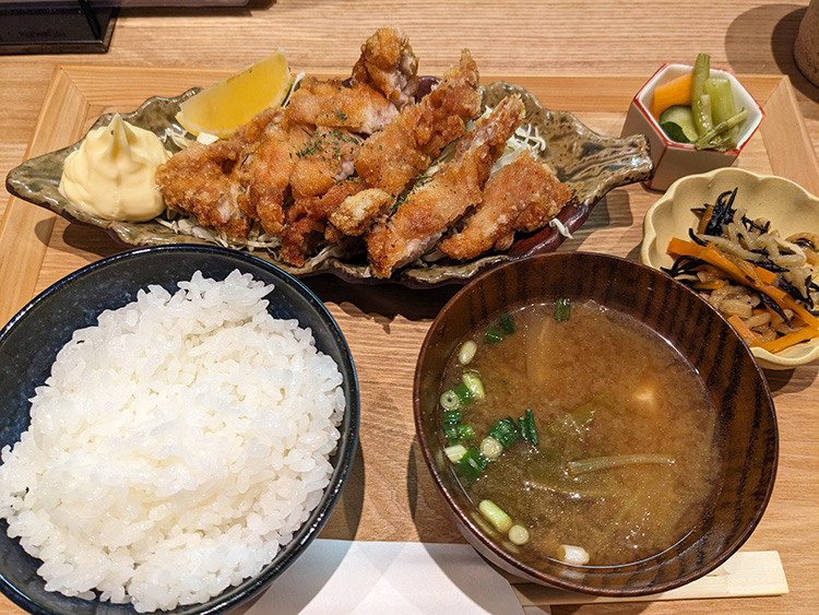 「吉祥寺 野歩」の山賊焼き定食