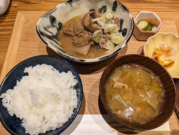 「吉祥寺 野歩」の馬もつ煮込み定食