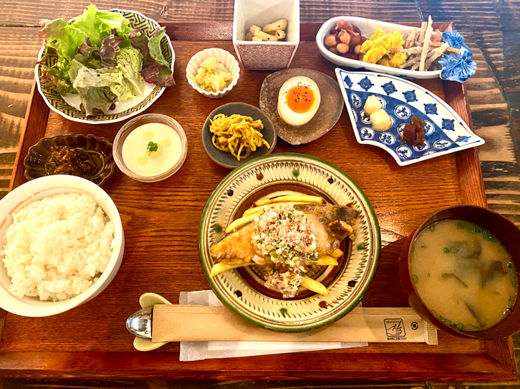 pololi食堂とpihakopiの定食