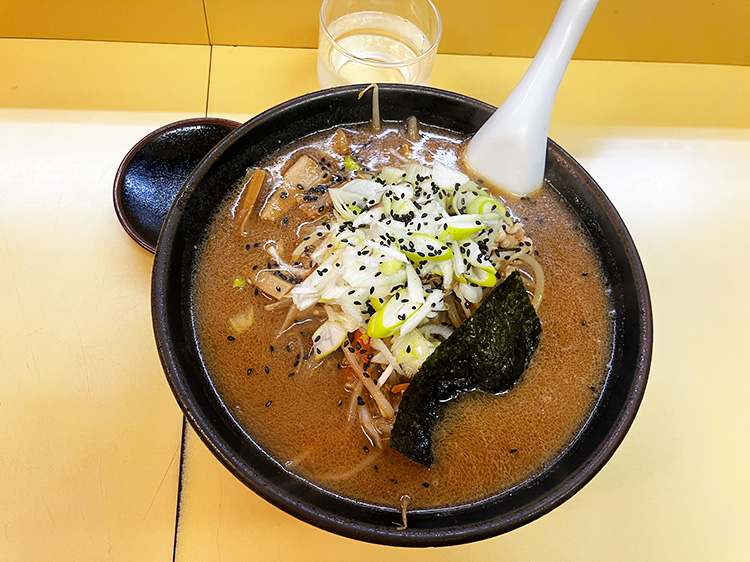 「手もみラーメン 十八番」のみそラーメン