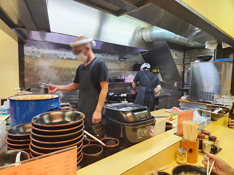 「手もみラーメン 十八番」の厨房