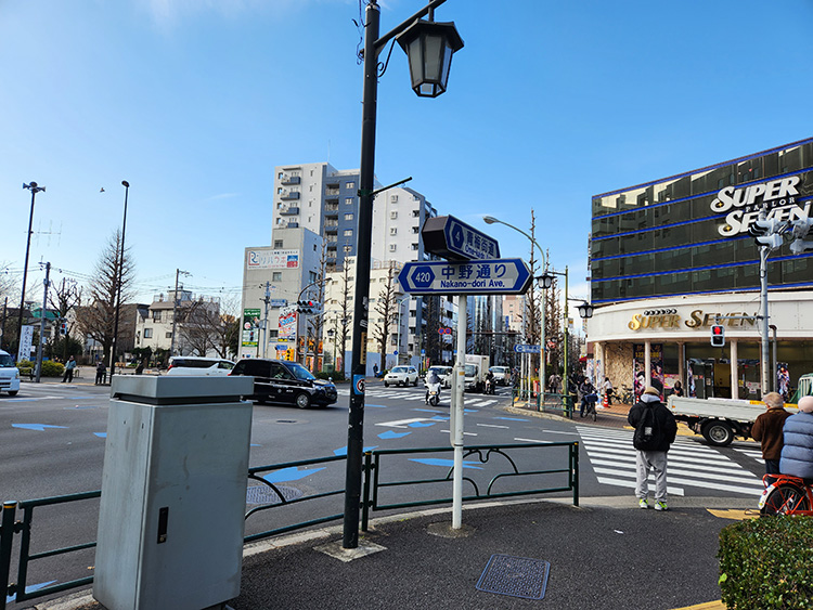 新中野駅前の交差点