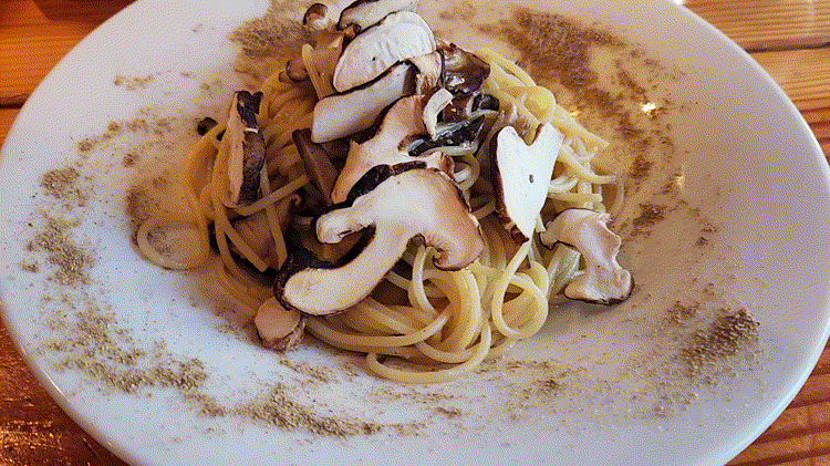 「カルボナリ党」の名物しいたけパスタGIF