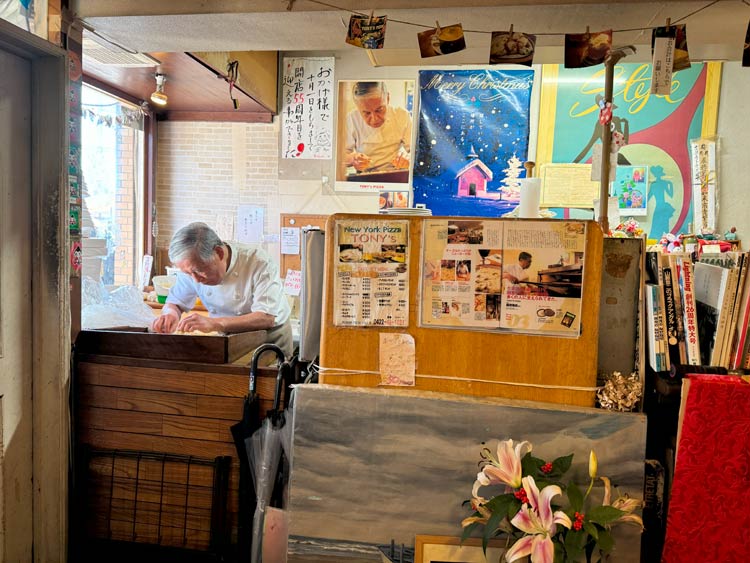 トニーズピザ （TONY's PIZZA）のご主人がピザをつくっているところ