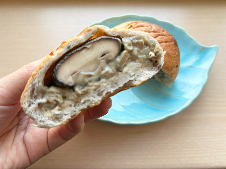 「草鞋ベーカリー」の丸ごとしいたけ ポルチーニ茸のきのこソース