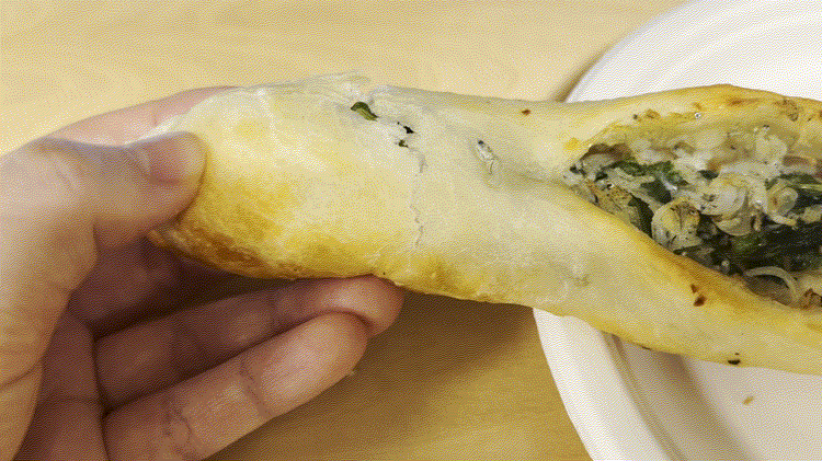 「草鞋ベーカリー」のしらすとパクチーのペペロンチーノGIF