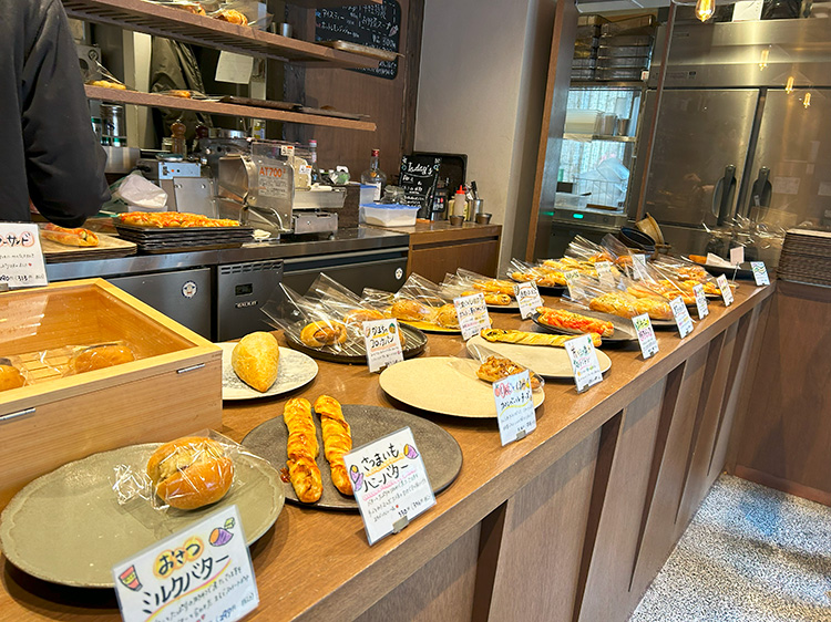 「草鞋ベーカリー」の店内