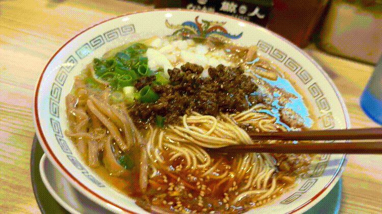 「鯨人」の鯨人赤ラーメンGIF