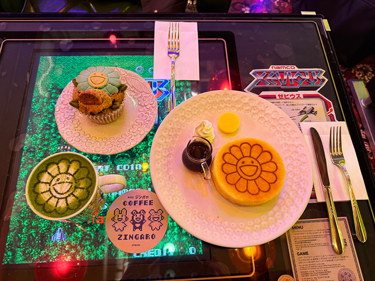 「純喫茶 ジンガロ」の抹茶ラテといパンケーキとマフィン