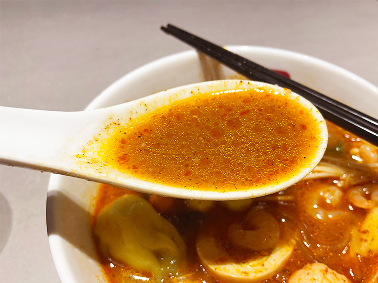 「七宝麻辣湯」のスープ
