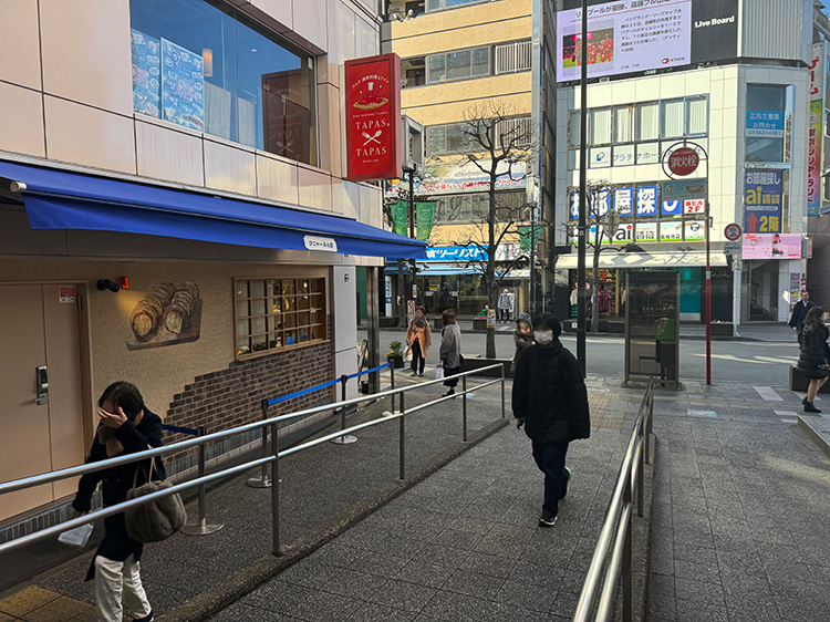 「クニャーネの店」の横の道