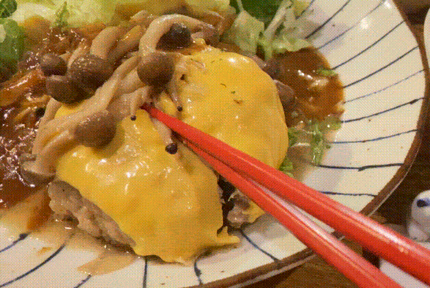 もがめ食堂のハンバーグを切る様子