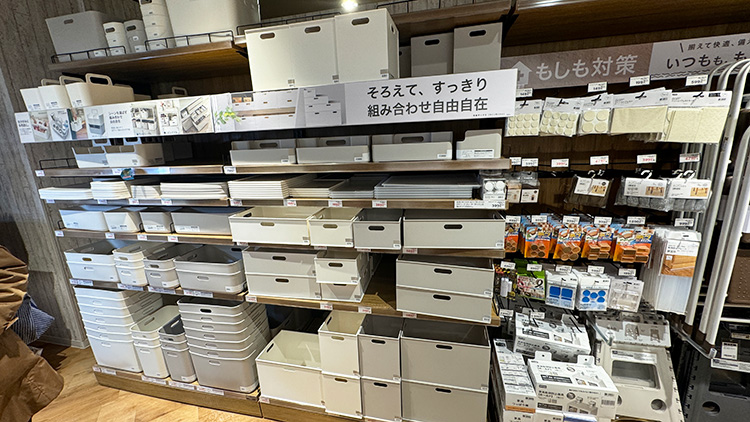 「デコホーム 中野サンクォーレ店」の収納グッズコーナー