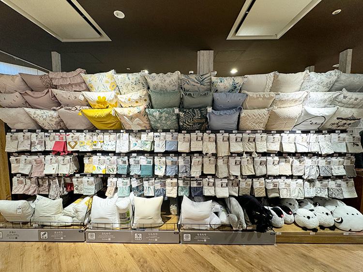 「デコホーム 中野サンクォーレ店」のクッション