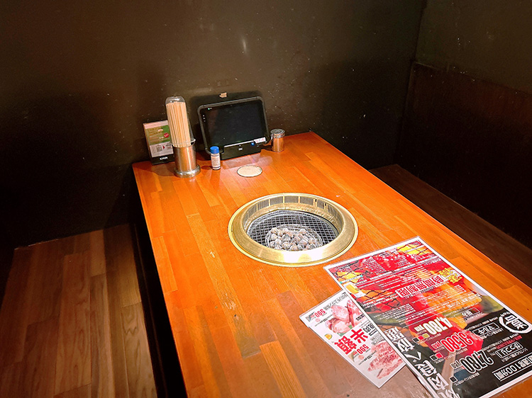 「焼肉屋 マルキ市場 中野店」のテーブル席