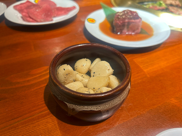 「焼肉屋 マルキ市場 中野店」のにんにく焼