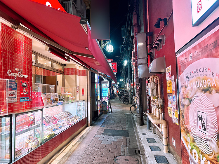 「銀座コージーコーナー 中野サンモール店」の前の道