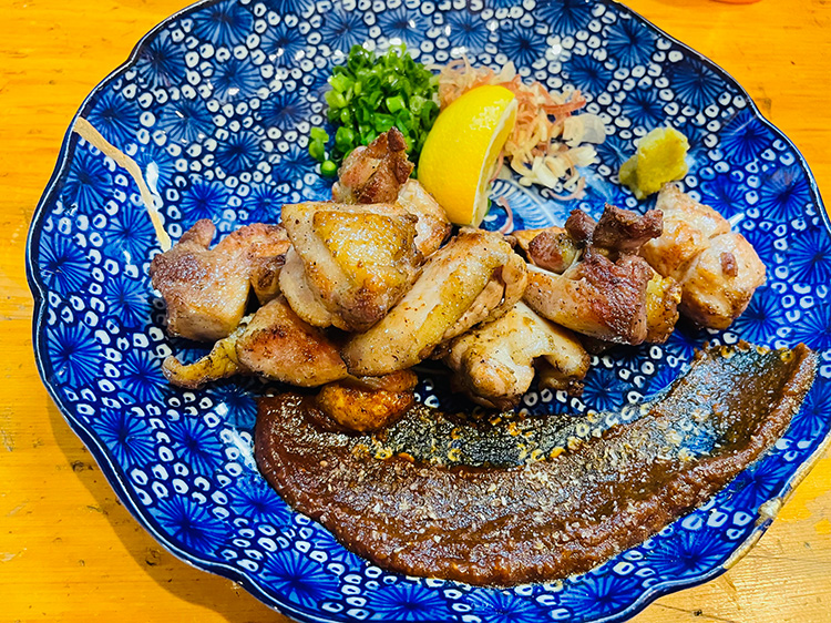 「炭火と酒と肴 七福八郎 中野新橋店」の博多地鶏もも炭火焼き