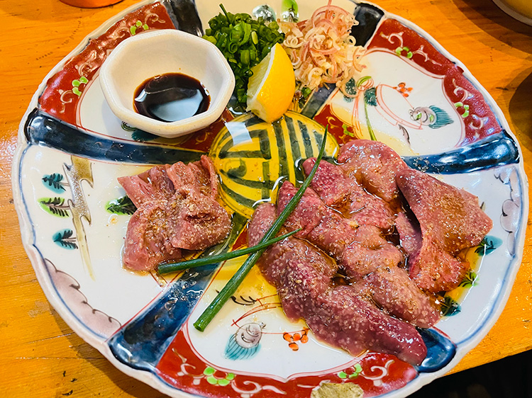 「炭火と酒と肴 七福八郎 中野新橋店」の鶏の白レバ刺し