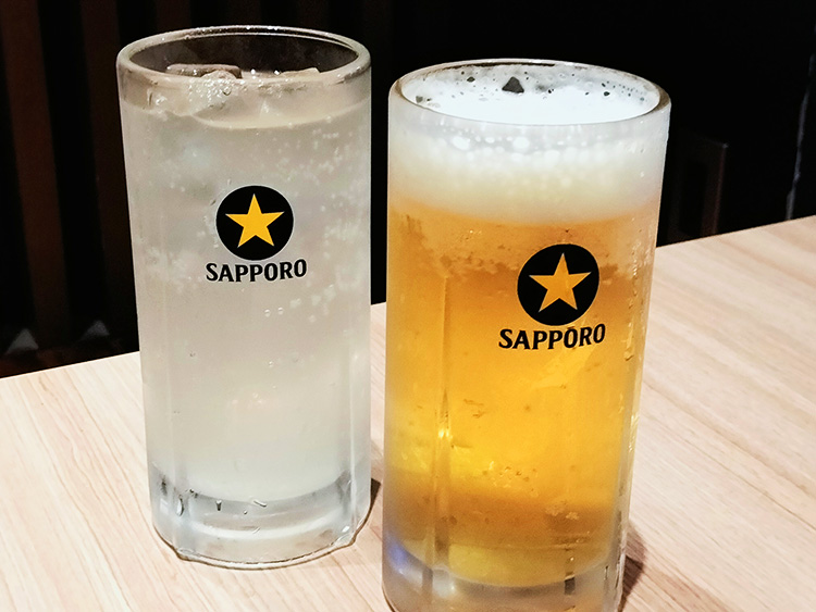 「いせや 公園店」のビールとレモンサワー