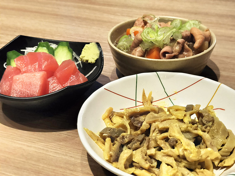 「いせや 公園店」のまぐろブツ切り、モツ煮込み、自家製中華ガツ
