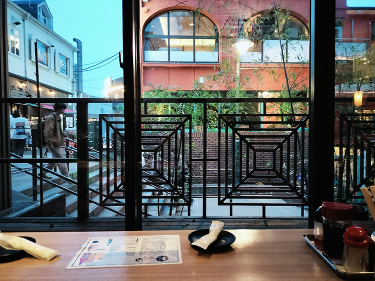 「いせや 公園店」の店内から見える風景