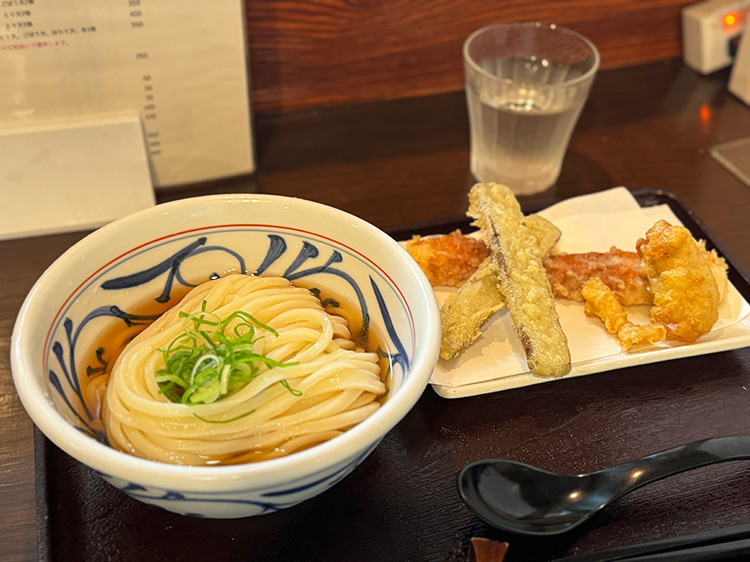「讃岐うどん なかじょう」のうどんと天ぷら