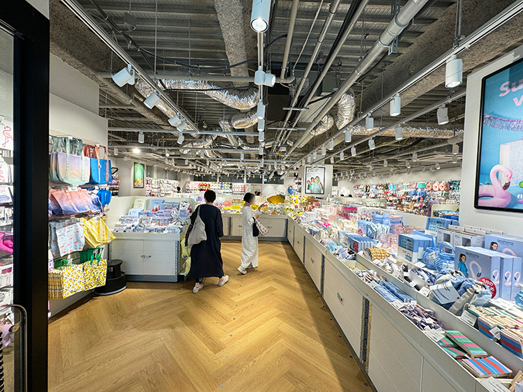 「フライングタイガー コペンハーゲン 吉祥寺ストア」の店内
