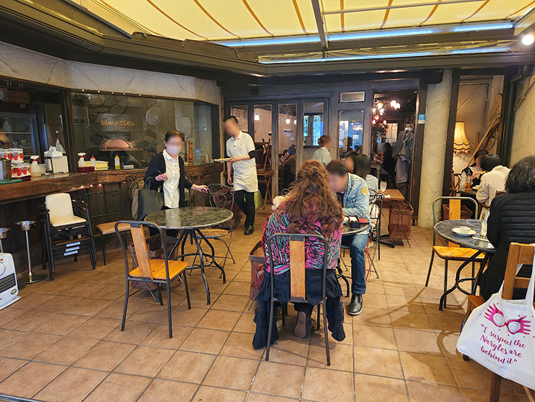 「TRATTORIA ElmoCielo」のテラス席