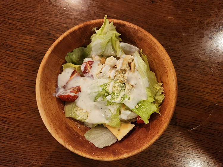 「ESOLA 吉祥寺駅前店」のしっとりチキンのEGGシーザーサラダ