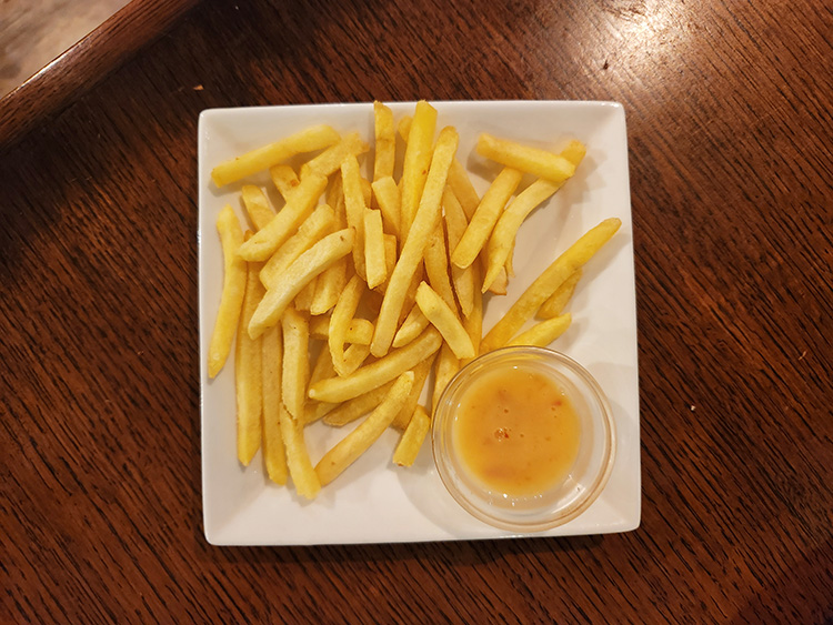 「ESOLA 吉祥寺駅前店」のポテトフライ レッドカレーマヨ