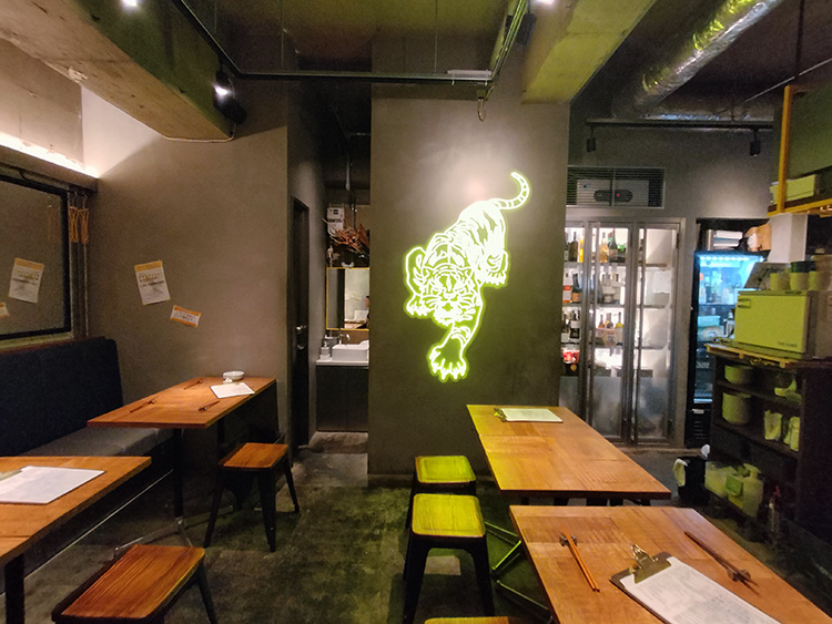 「スタンドキッチンルポン」の店内