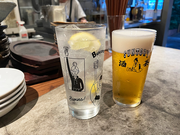 「スタンドキッチンルポン」のビールとレモンサワー