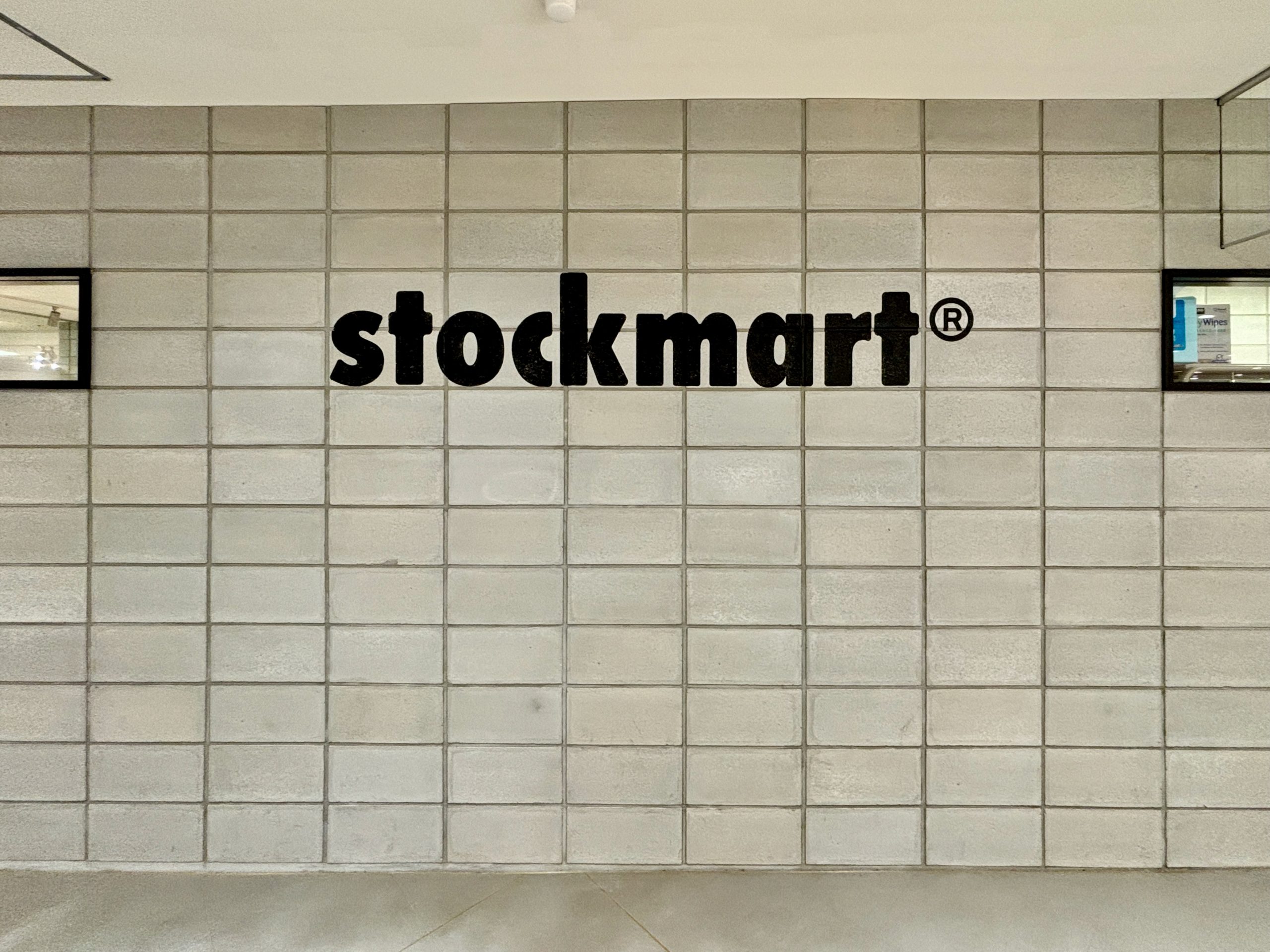 ストックマートの外壁