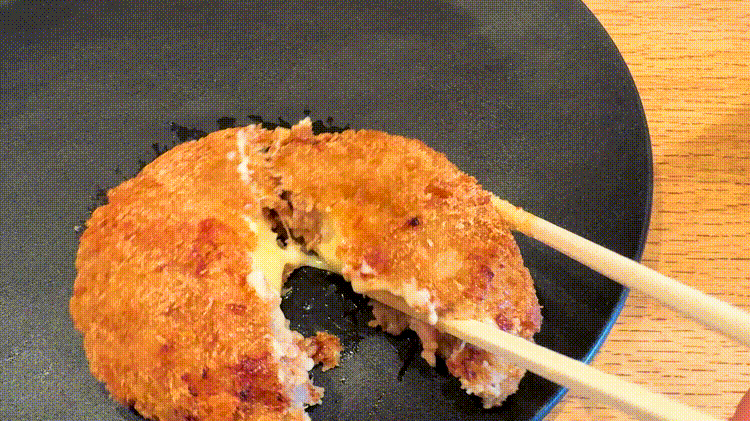 「ごちそう焼むすび おにまる 吉祥寺店」チーズメンチカツGIF